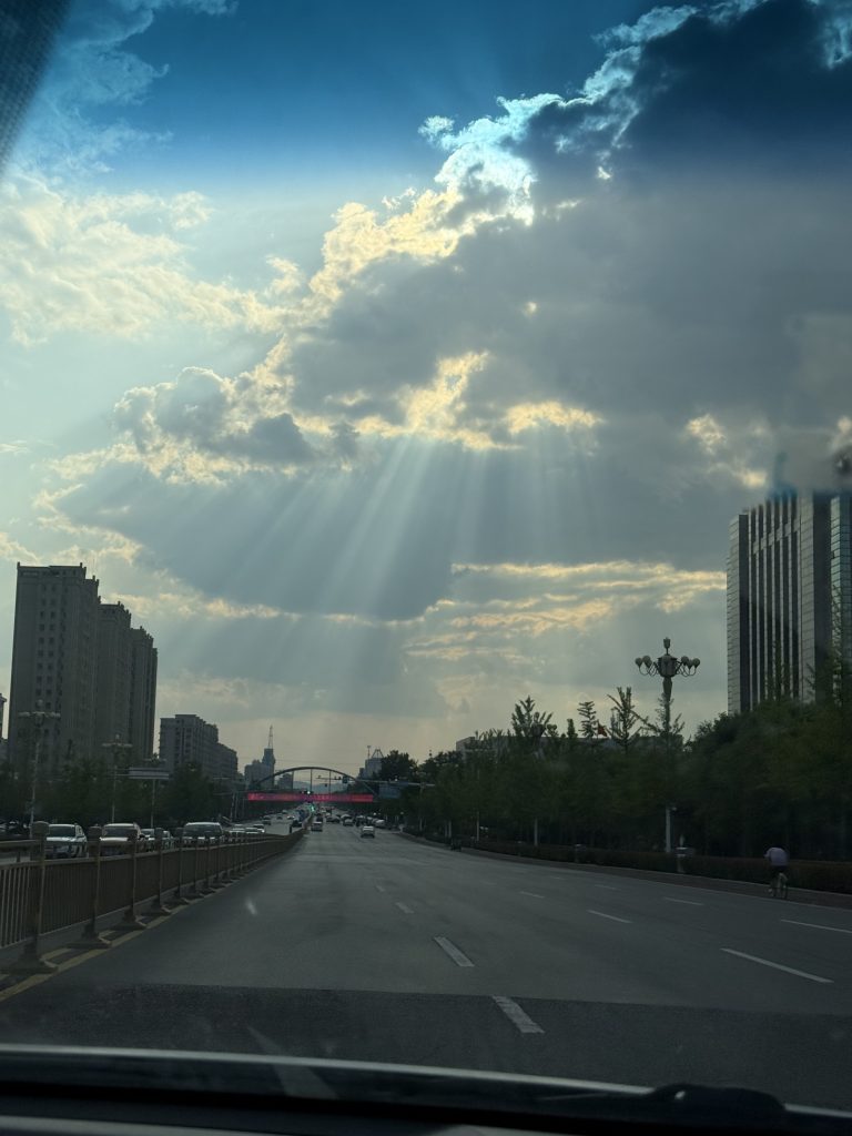 明天更新哦 今天跟家里人出去玩了-春日ACG